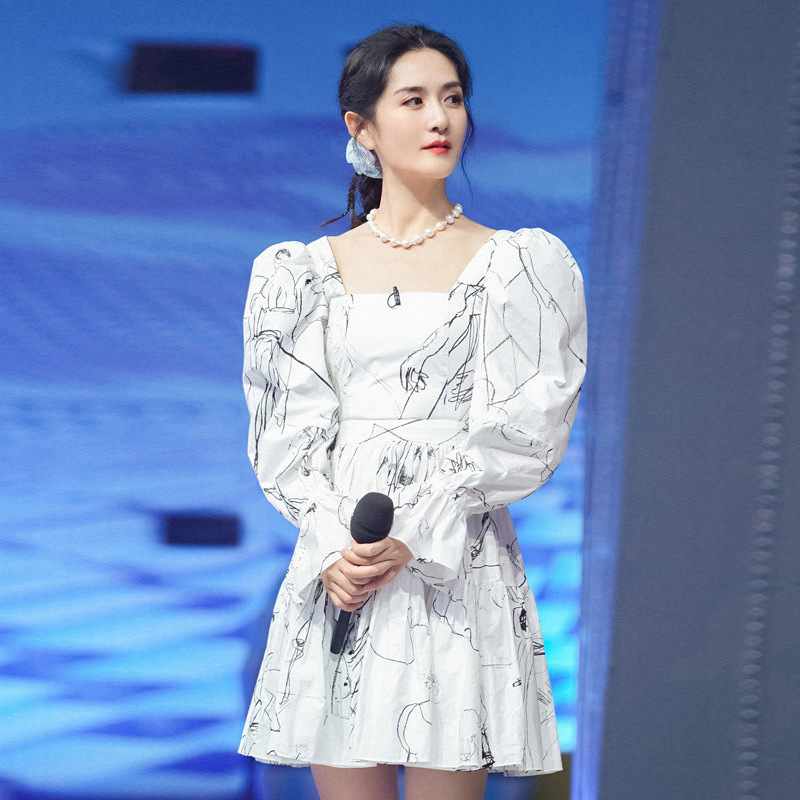 谢娜明星同款夏白色印花蓬松连衣裙长袖一字肩方领泡泡袖涂鸦短裙