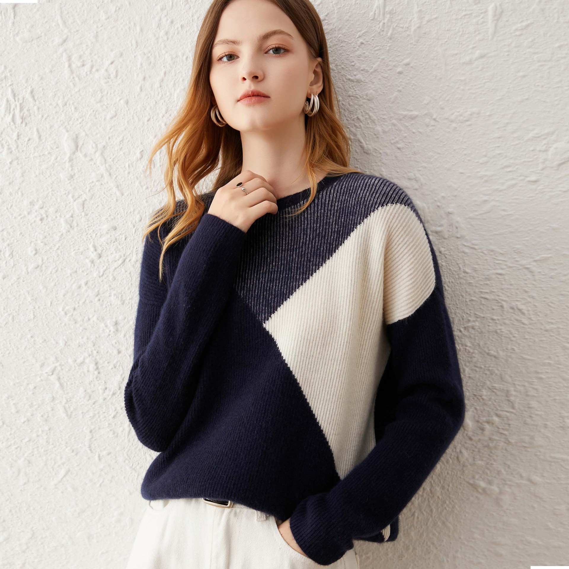 2022新时尚拼色圆领山羊绒衫女士套头短款宽松针织毛衣外穿气质搭