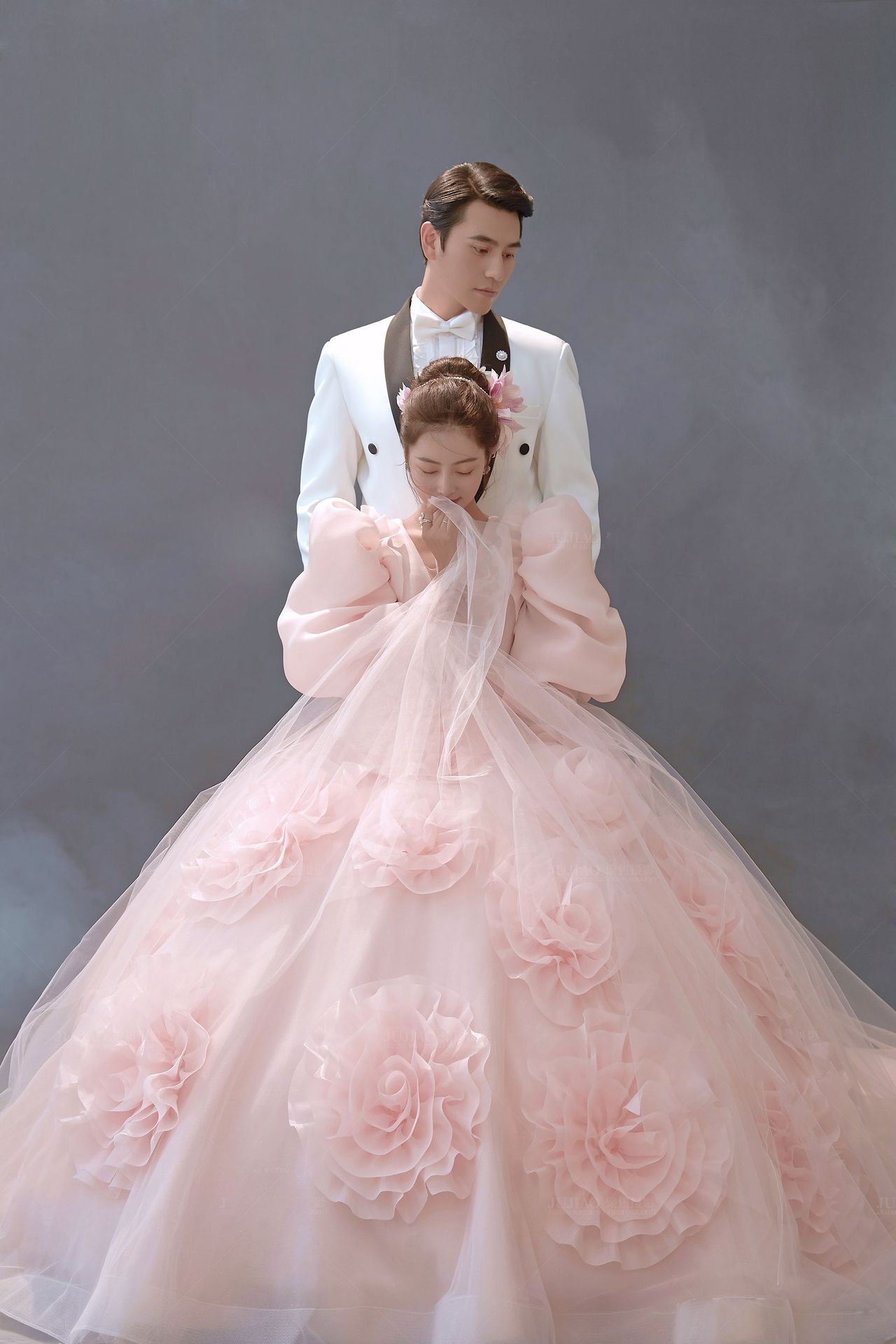 2022新款影楼主题服装韩式婚纱摄影情侣写真泡泡袖拍照蓬蓬裙彩纱