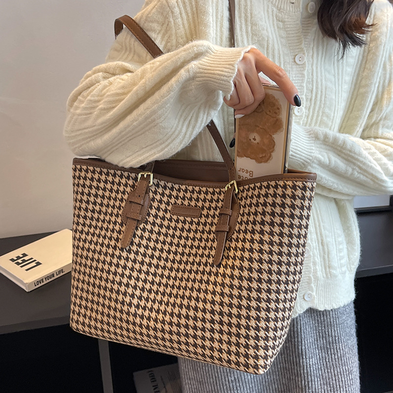 Bag Women's Large Capacity 2022 New Autumn and Winter Check Pattern Shoulder Bag High Sense College Students Class Commuter Tote