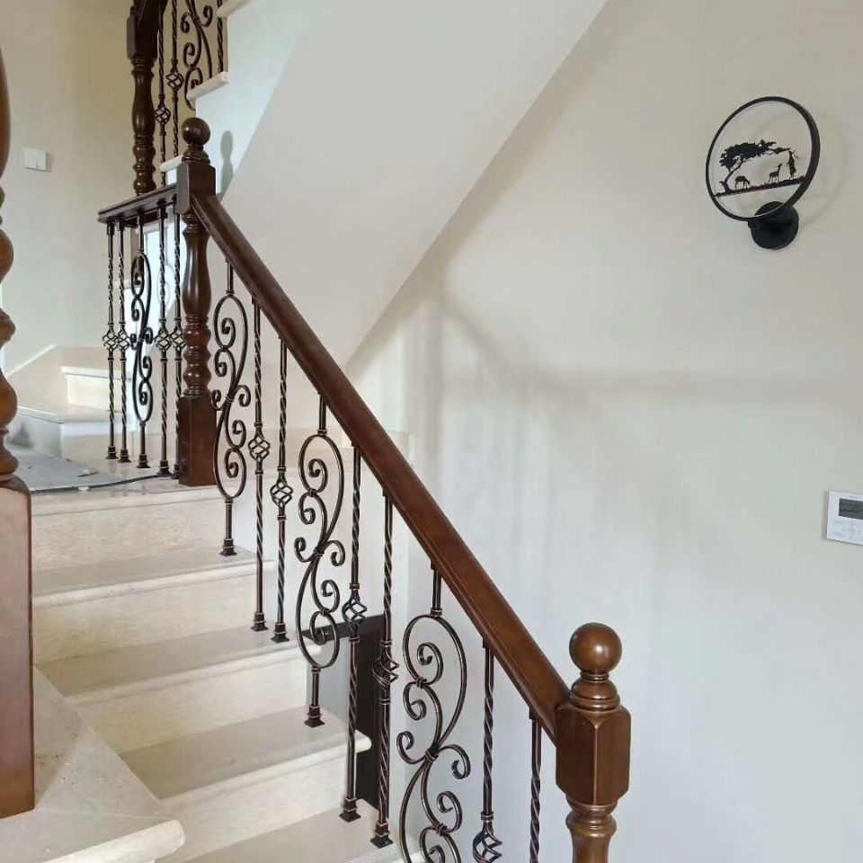 厂价直销实木楼梯口护栏别墅阳台栏杆简约现代防护栏隔离铁艺小柱
