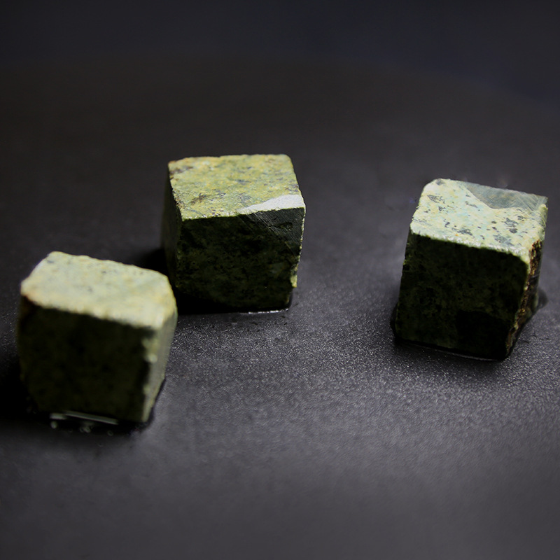 新疆五彩湾硅碳晶绿角砾绿天宝能量陨石切块泡茶煮饭石泡酒切块