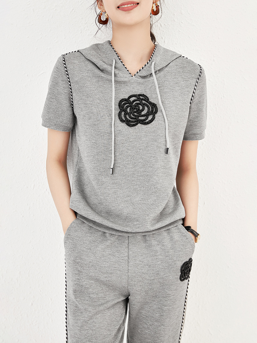 2307105-contrast color braid hooded heavy industry beads camellia top + cropped casual pants two-piece suit for women