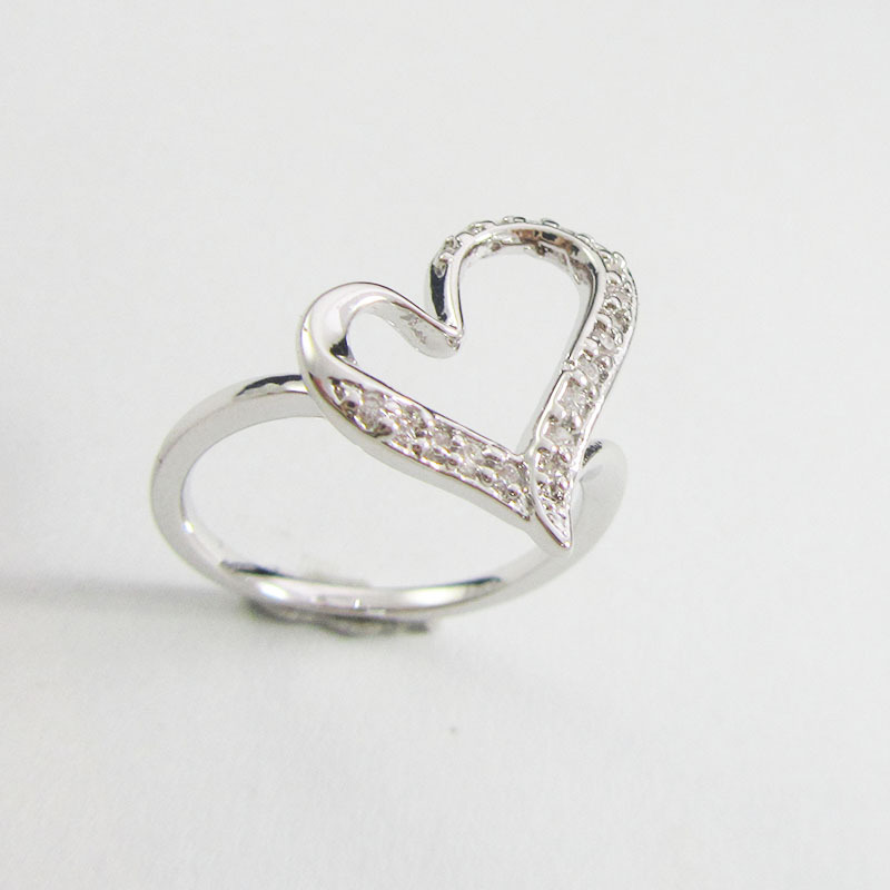 925银镀白金镂空心形戒指,银重约5.36克,总重约5.55克.