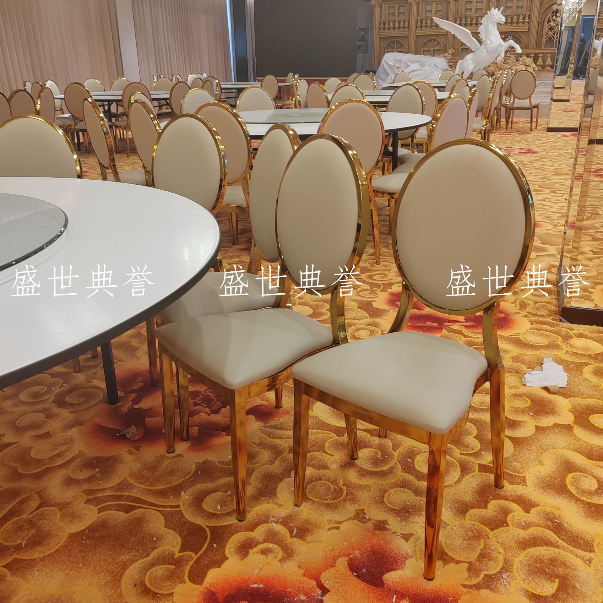 南昌宴会酒店婚宴折叠餐桌椅餐厅主题婚礼金色圆背椅外贸婚庆餐椅