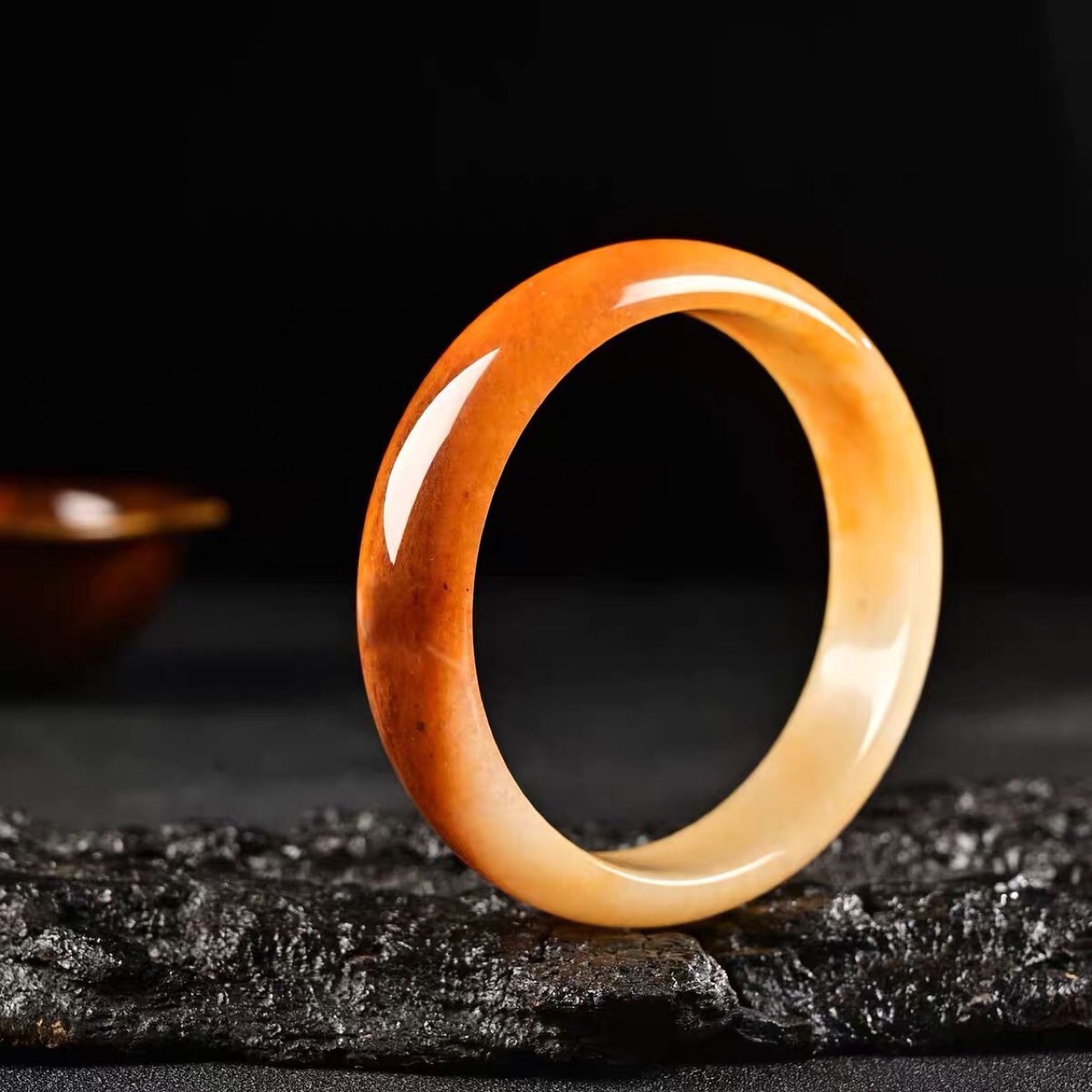 云南龙陵黄龙玉手镯俏色鸡油黄玉石手镯支持鉴定厂家批发量大从优