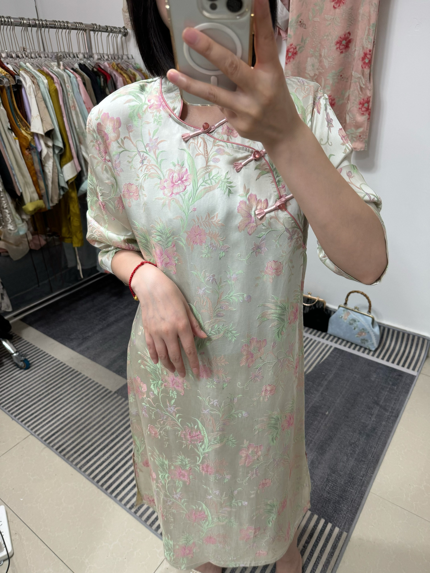 2024夏季新款新中式桑蚕丝提花改良立领盘扣旗袍连衣裙-阿里巴巴