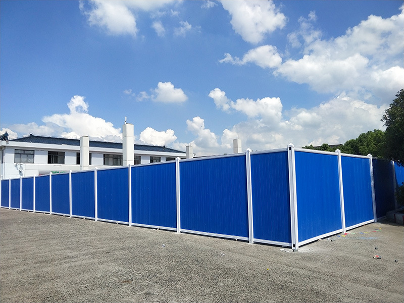 pvc工地围挡小草夹心钢结构装配式临时围墙草坪彩钢瓦施工挡板
