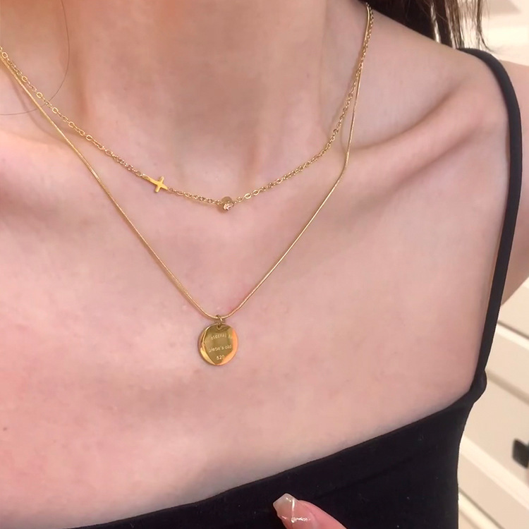 3d硬金双层叠戴十字架字母圆片项链女2024年新款设计高级感通勤锁