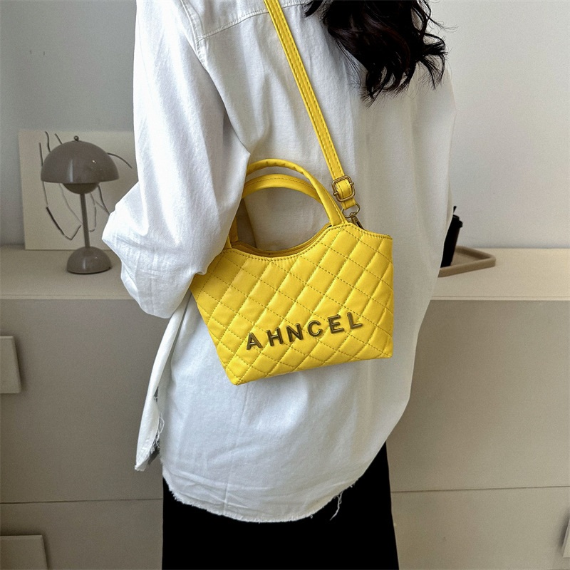 Niche Vintage Tote Women's 2023 Spring Popular Diamond Embroidery Thread Vegetable Basket Underarm Bag Shoulder Messenger Bag