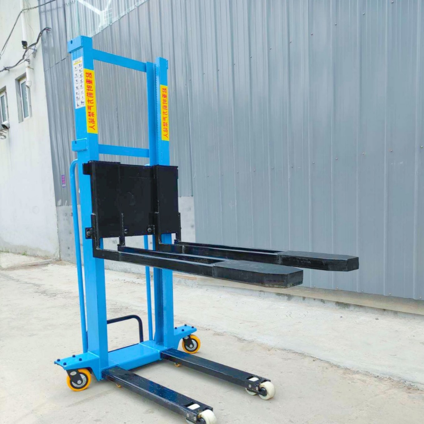 便携式随车装卸叉车1t手推堆垛机托盘搬运升高车电动升降随车叉车