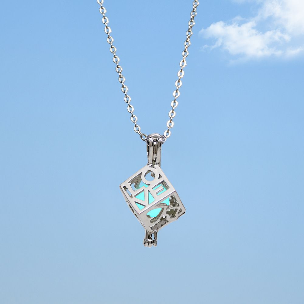 小众设计感森系夜光项链女不规则方形镂空夜明珠锁骨链情侣配饰