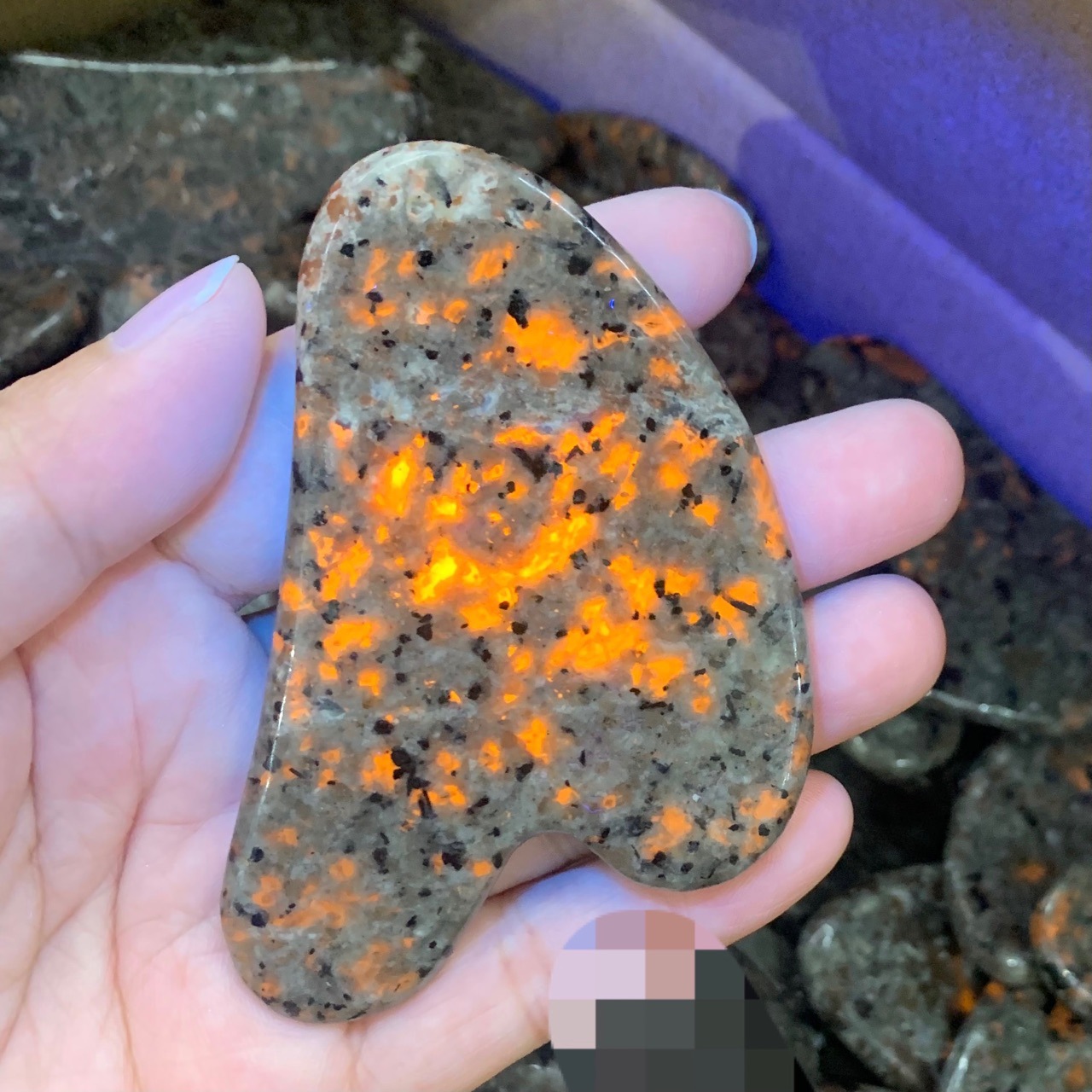 天然火焰石心形拇指形爱心刮痧板月光石黑拉煤伴生矿橘色水晶