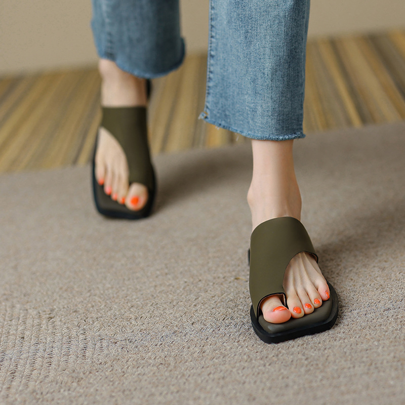 2023 New Slippers Women's Fashion Outerwear Temperamental Minority Design Sense Toe Covering Flat Bottom Sandal Slippers