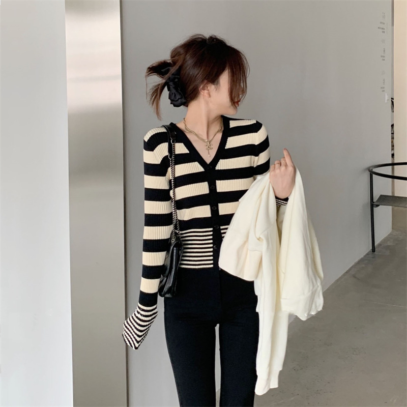 条纹v领针织开衫外套女潮2022早秋新款显瘦短款毛衣女打底衫外搭