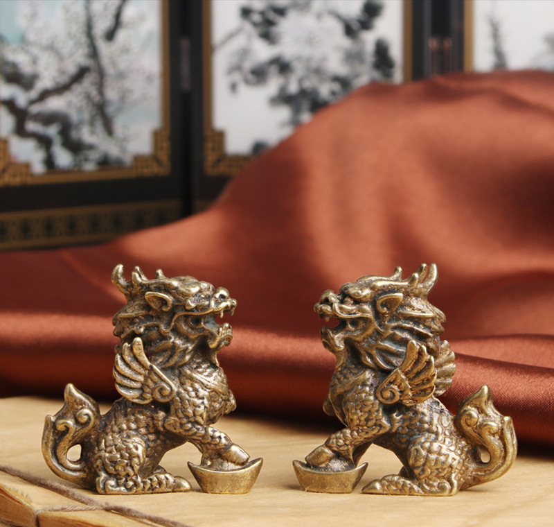 纯黄铜脚踩元宝麒麟桌面摆件招财纳福瑞兽风水摆饰老铜器文玩批发