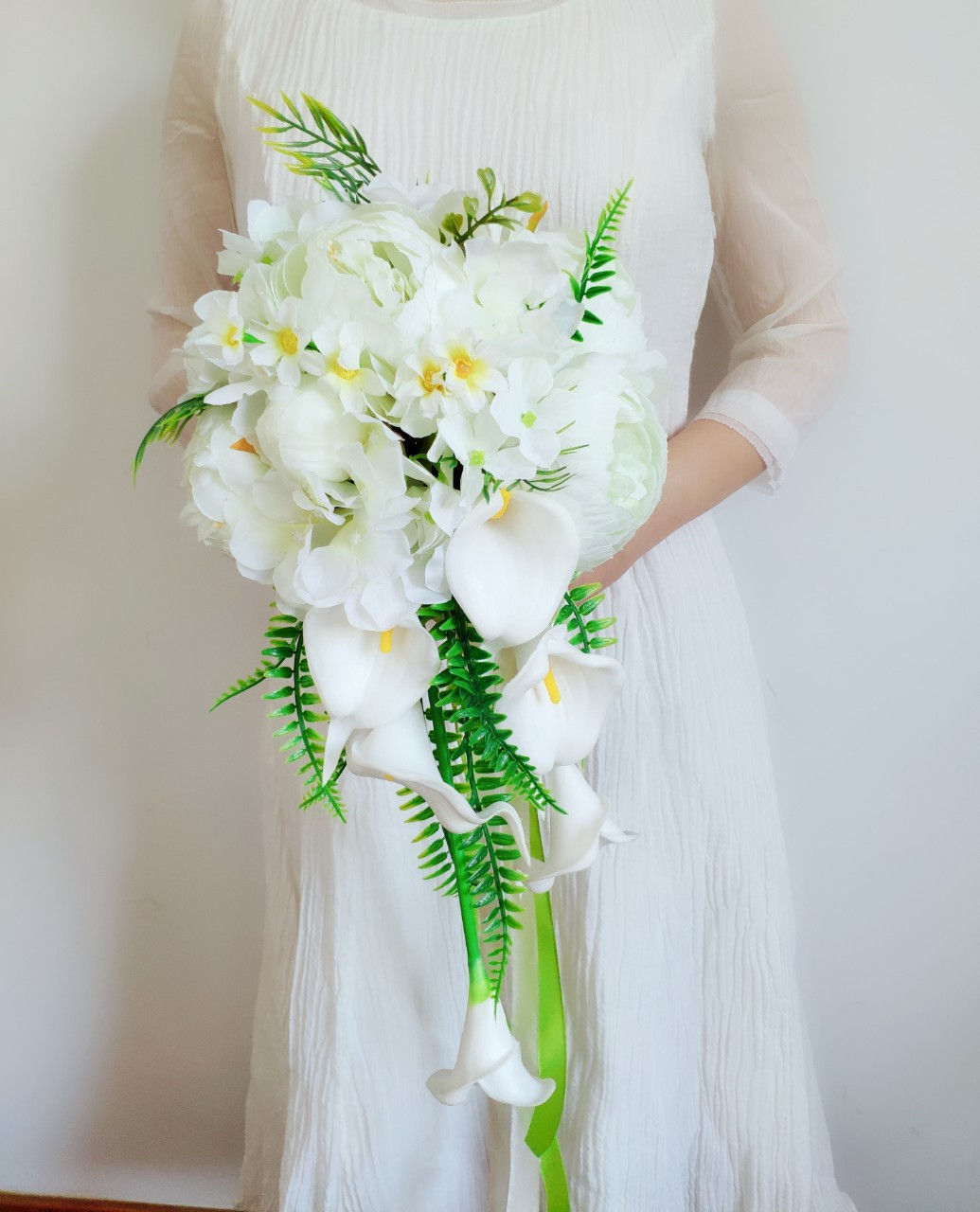 西式水滴形新娘手捧花仿真牡丹马蹄莲清新户外婚礼拍照花束非鲜花
