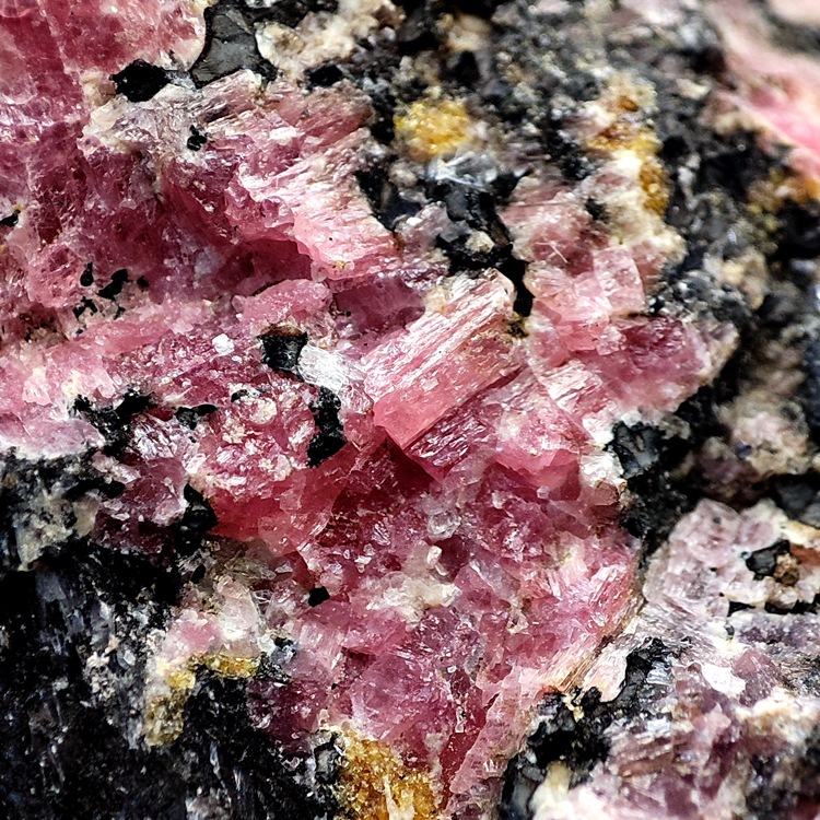 天然巴西蔷薇辉石玫瑰石矿石标本原石料教学雕刻收藏打磨矿石奇石