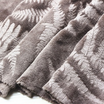 压花法兰绒布毛毯浴袍睡衣布料全涤法莱绒松树叶压花双面法兰绒布