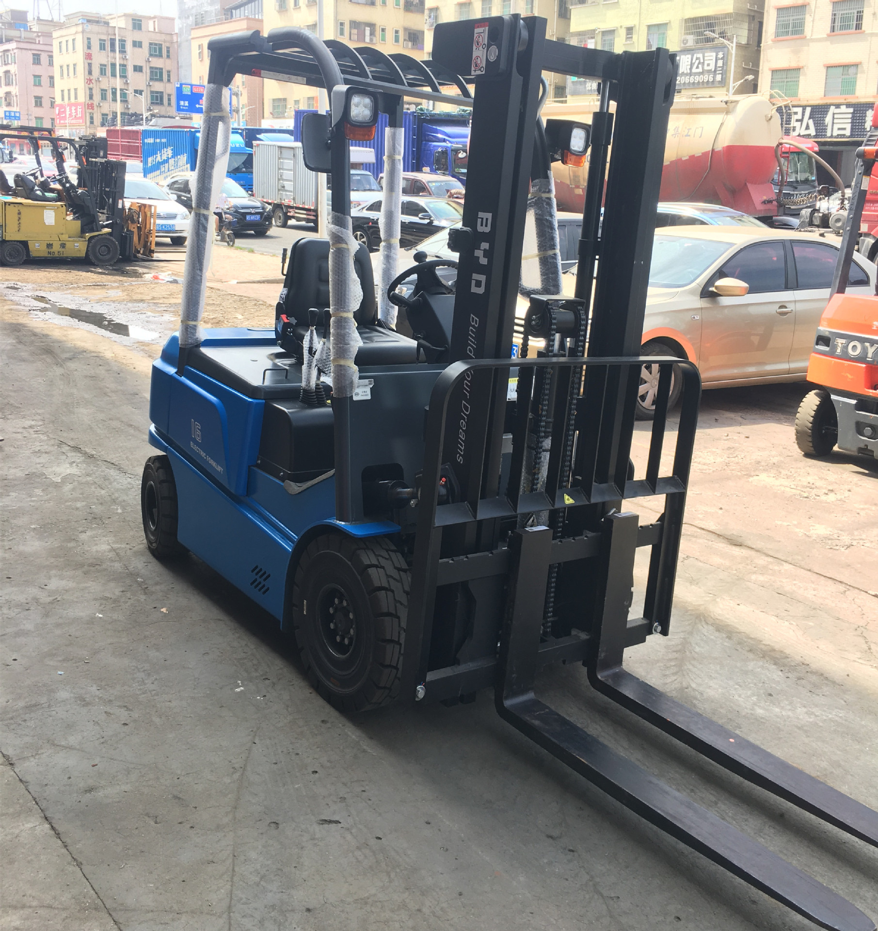 锂电池叉车cpd16比亚迪铁锂电池叉车两节自由提升门架升高3米叉车