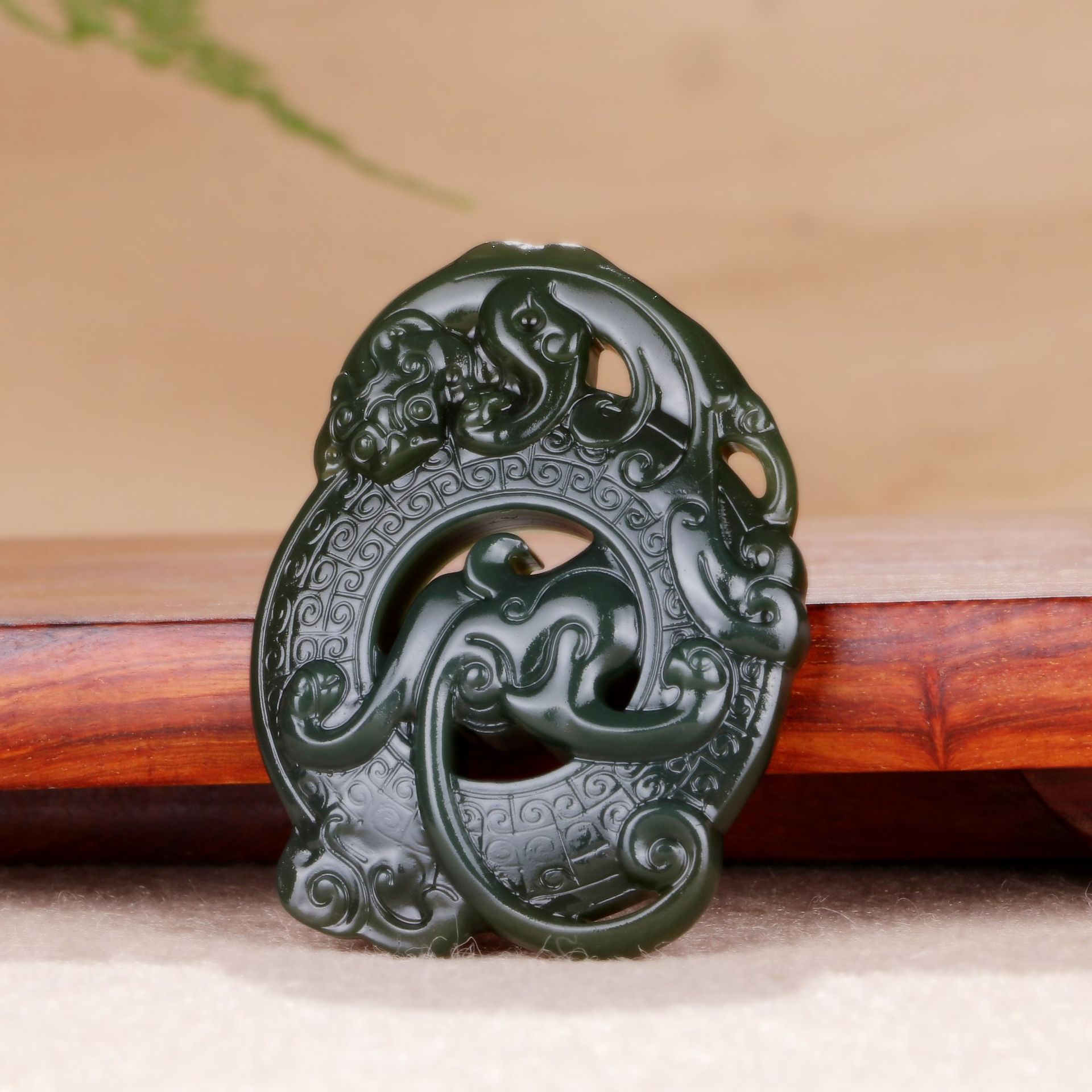 上新玉雕大师苏晓非工作室出品巧雕和田玉青玉仿古瑞兽守护牌子