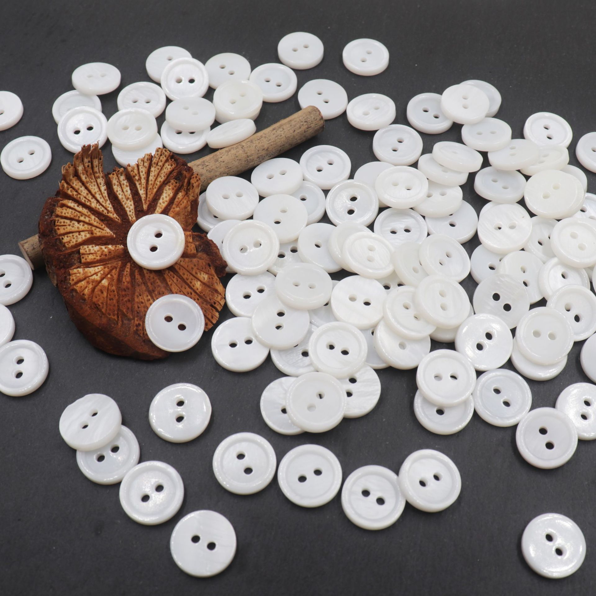 天然淡水河贝珍珠贝壳细边两眼纽扣男女士西装衬衫毛衣纽扣扣子现