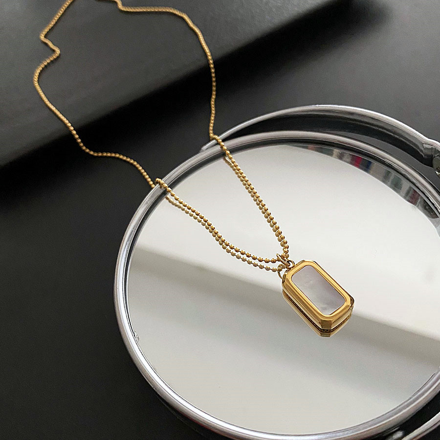 Square Clavicle Chain White Shell Long Necklace Female Niche Design Advanced Light Luxury 2023 New Popular Fashion