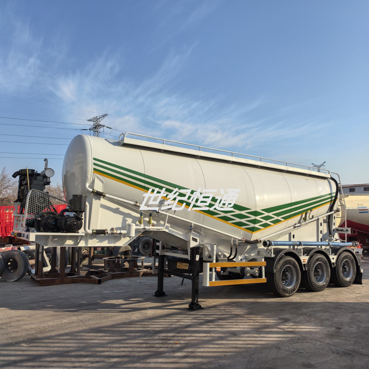 粉煤颗粒运输罐车 面粉饲料罐式车 尿素罐 槽罐车 散装水泥罐对外