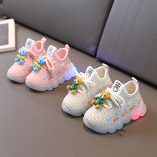 一件代发女宝宝鞋春秋男0-3岁婴儿软底学步鞋亮灯运动透气椰子鞋