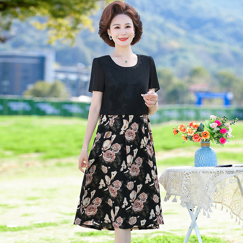 2024新款气质妈妈夏装连衣裙40岁50中老年女夏季时尚碎花雪纺裙子