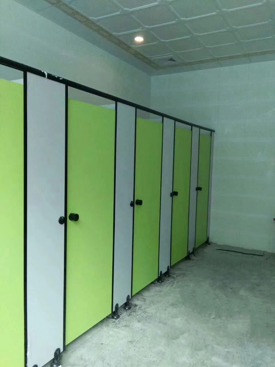 南海定制抗倍特板时尚个性造型 学校卫生间隔断板 幼儿园厕所隔断