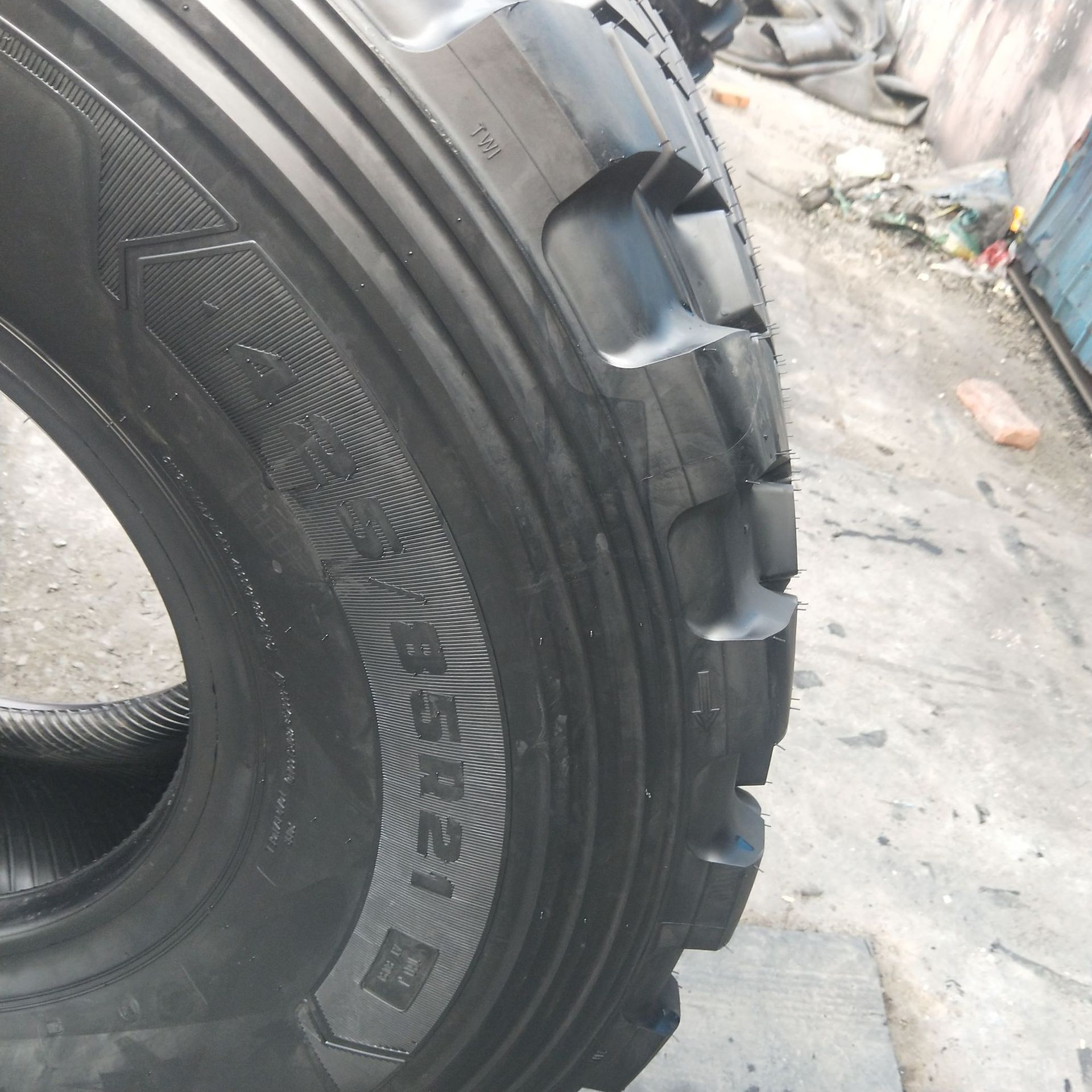 现货沙漠运输卡车越野轮胎425/85r21油罐车真空轮胎24r20.5 24r21