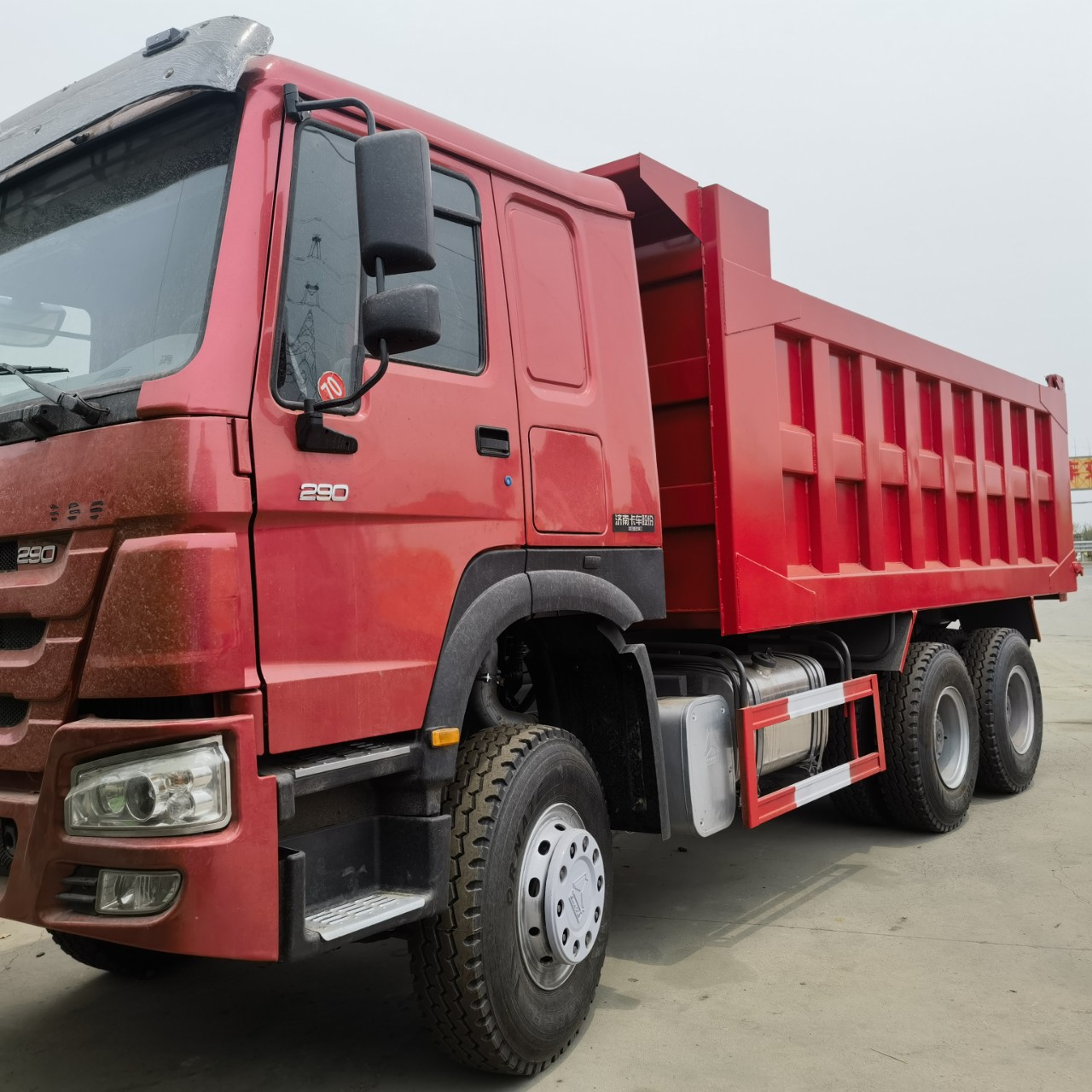 豪沃后八轮自卸车 前四后八渣土车 国三大泵 375马力 出口半挂车