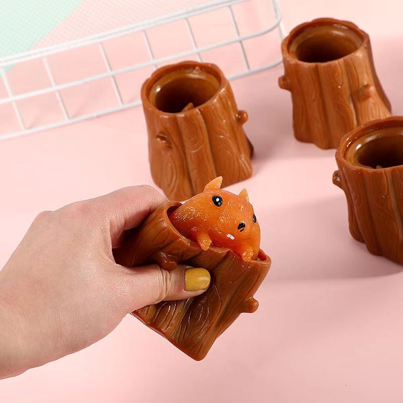 t新奇特发泄松鼠杯 挤压玩具整人发泄飞鼠树桩邪恶松树捏捏乐玩具