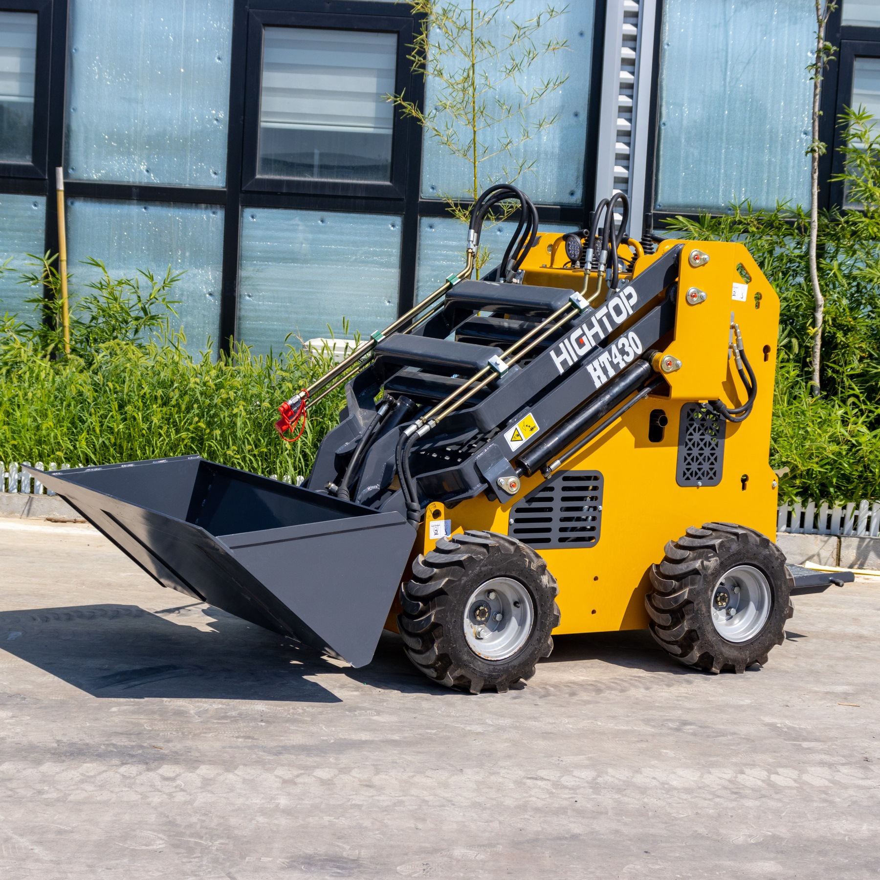 养殖场用小型装载机 多用途工程铲车 轮式果园搬运装载运输车