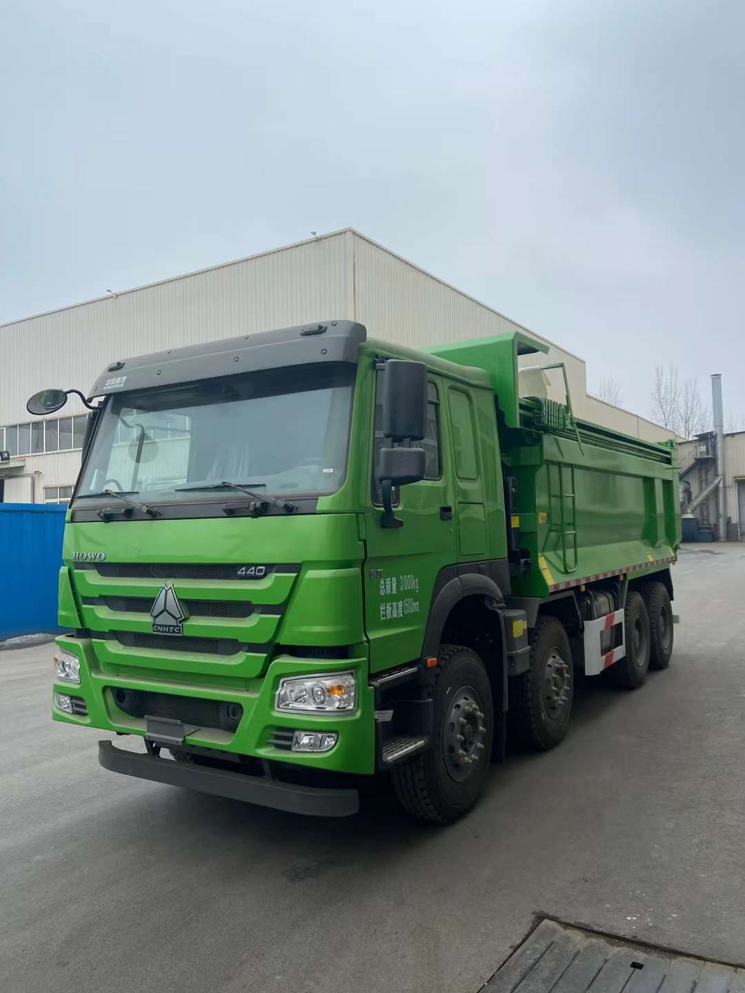 国六豪沃v7渣土车前四后八5.8米自卸车绿色