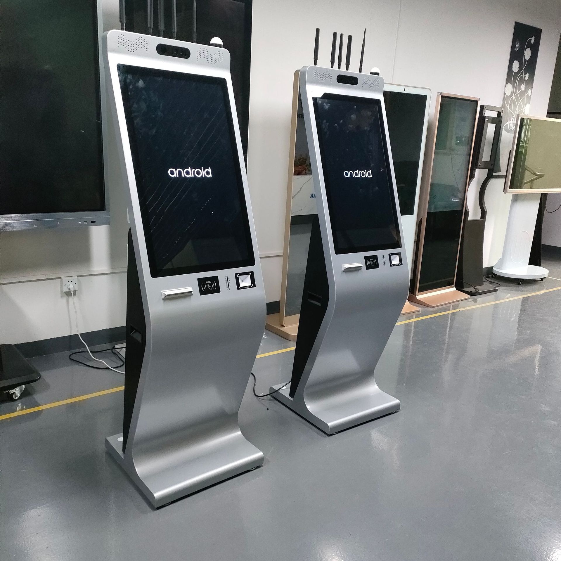 32寸智能店员一体机 自助下单结账查询广告触摸屏终端 红外测温机