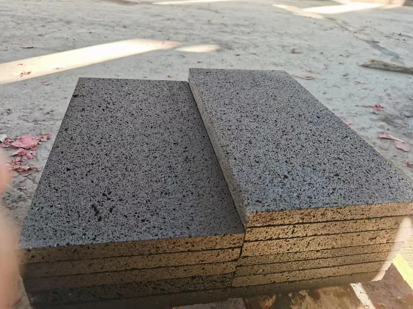 火山石 墙面装饰用多孔火山岩板材 青石板 黑洞石火山石板材切片