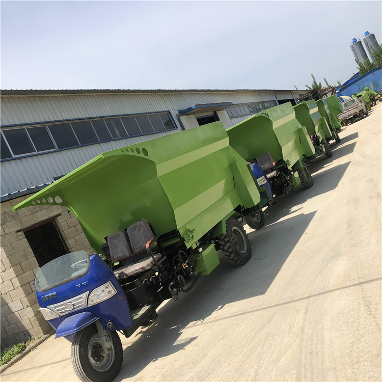 畜牧养殖场饲料撒草车 5立方tmr草料投喂机 养牛羊四轮自动撒料车
