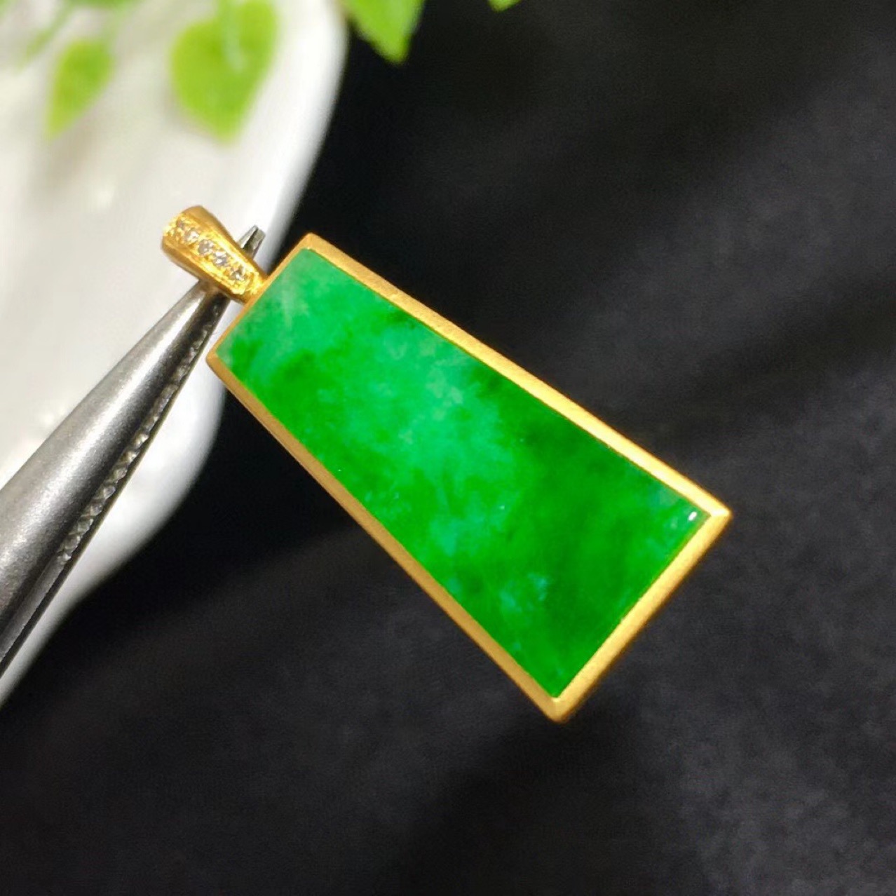 翡翠辣绿方牌吊坠 18k金镶嵌 颜色辣绿 底子细腻 缅甸老坑料