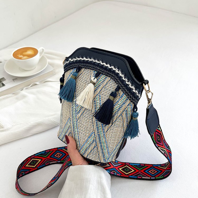 Women's Bag 2023 New Women's Chic Bag Shoulder Bag Korean National Style Tassel Crossbody Small Bag Women's Bucket Bag