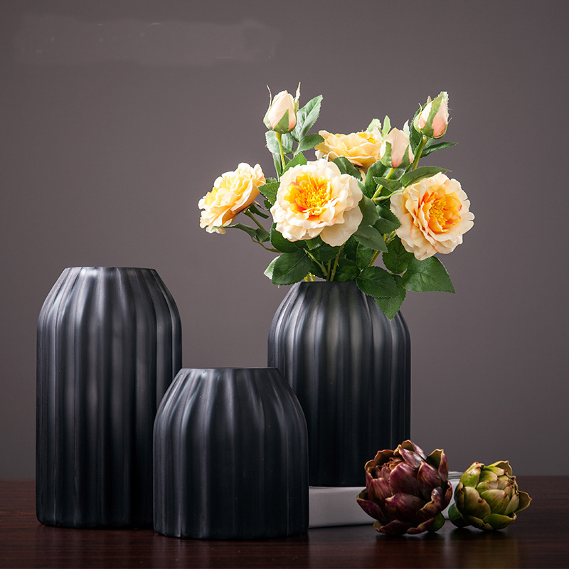 黑色花瓶家居