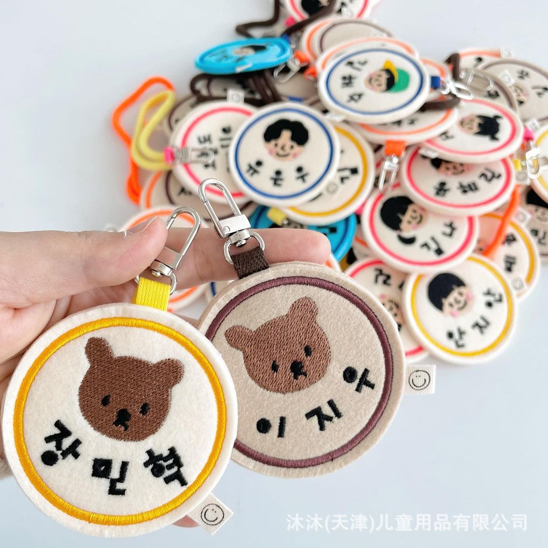 ins韩国儿童姓名牌幼儿园宝宝入园名字牌刺绣可爱娃娃头书包挂件