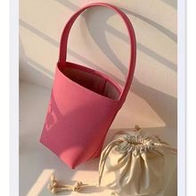 粉色包包女高级感小众设计简约时尚腋下包单肩手拎水桶包2023新款