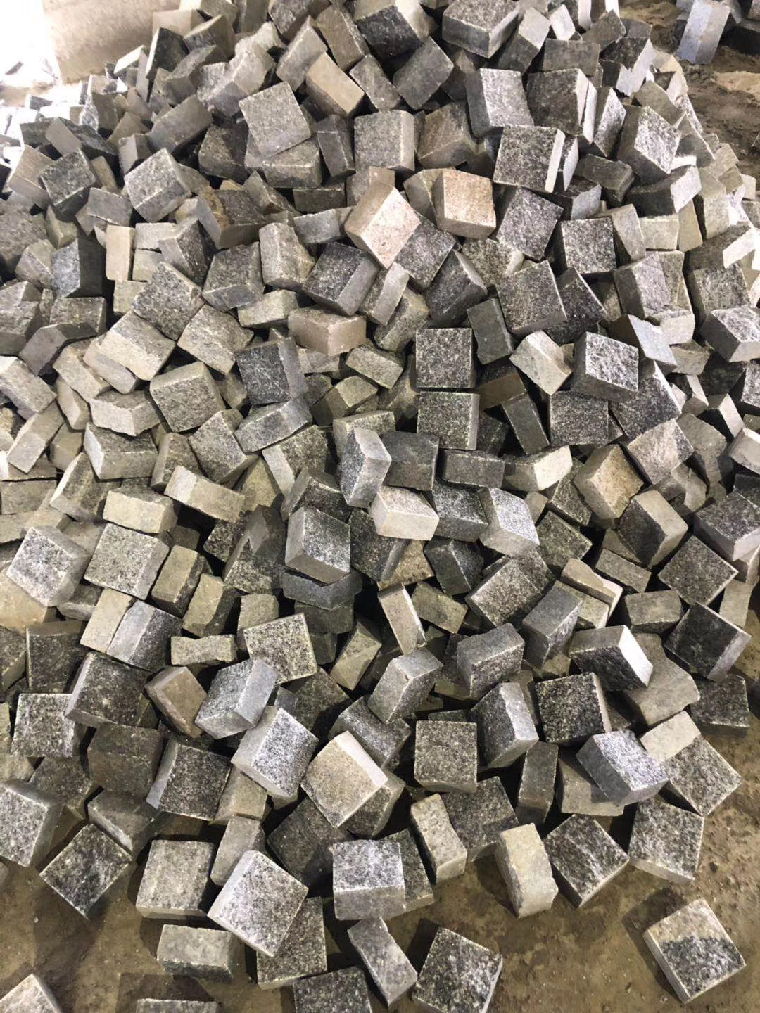 石材石料花岗岩芝麻黑马蹄石路沿石自然面滚石滚磨小方块专业定制
