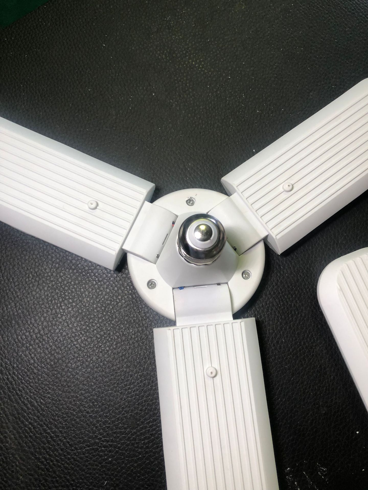 led三叶灯外贸清仓飞碟灯车库灯折叠特价三叶灯高亮变形叶子灯