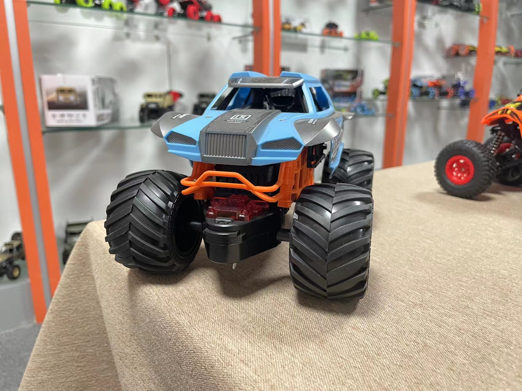 小迪跨境1:20惯性大脚怪四驱越野仿真灯光音乐儿童玩具车地摊批发