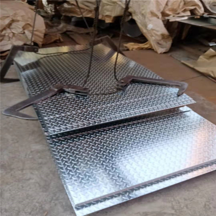 创特厂家销售镀锌花纹钢板 热轧防滑花纹板 人字板 切割 打孔