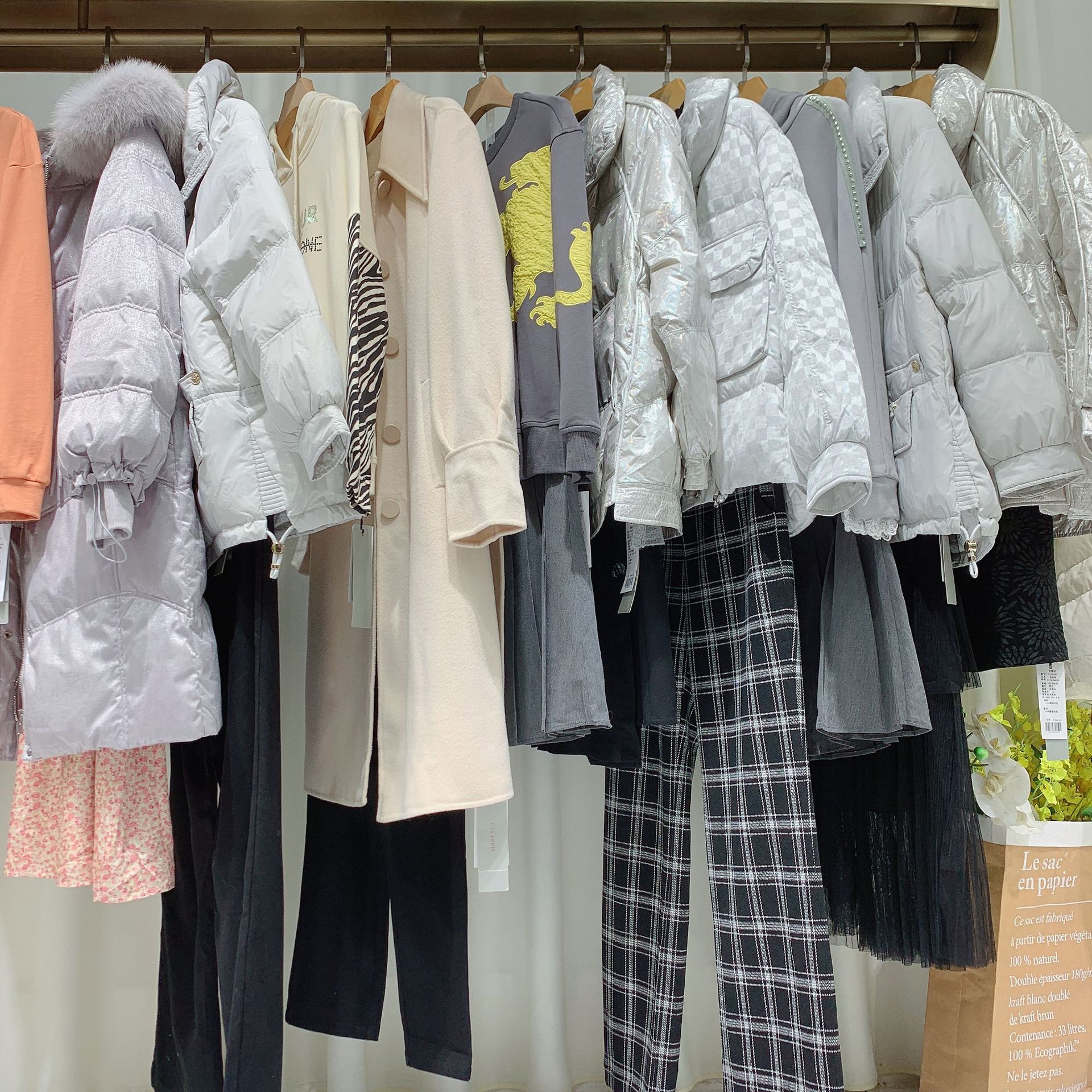 婕妮熙羽绒服撤柜品牌折扣女装尾货批发一手货源直播杭州四季青服