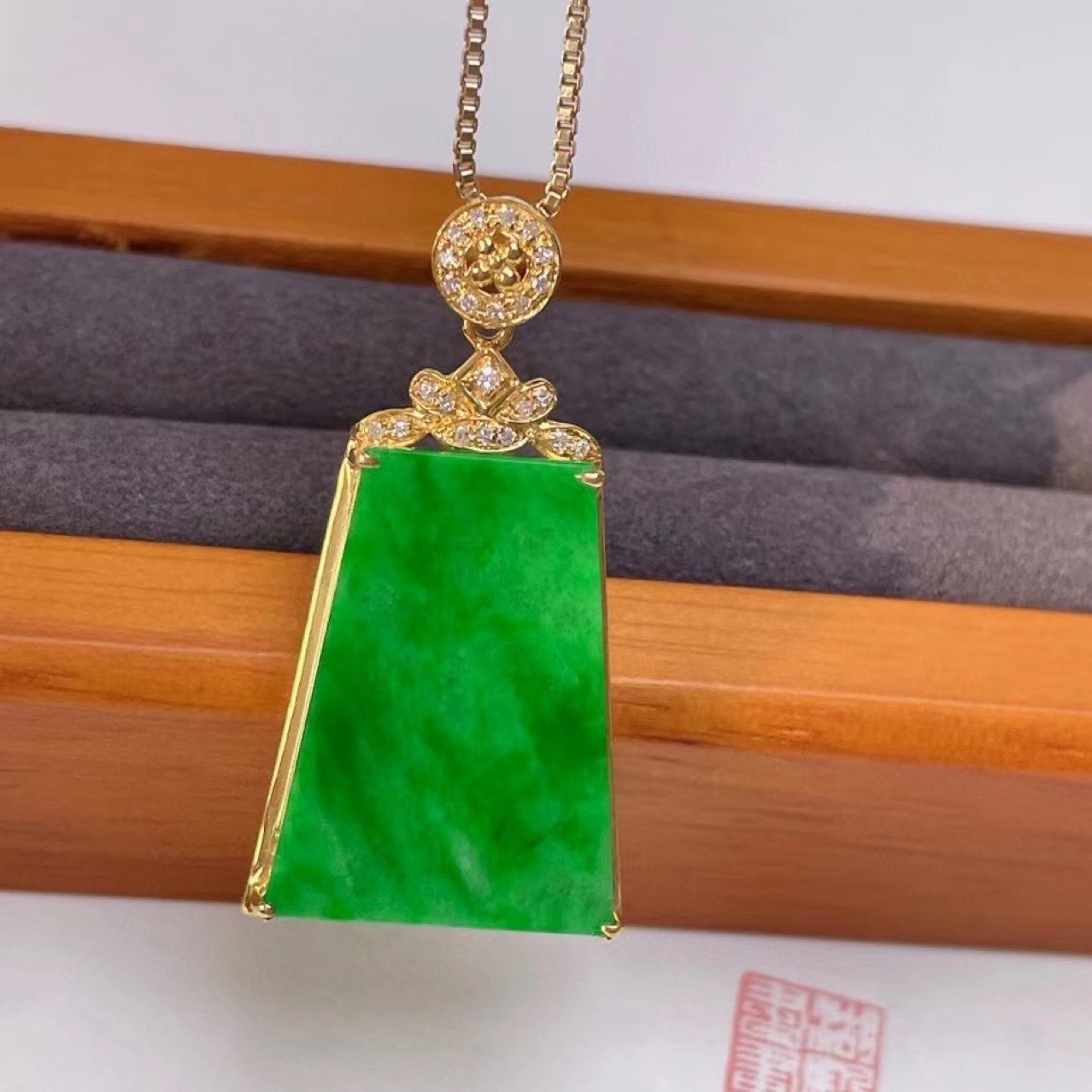 天然翡翠a货辣绿无事牌吊坠18k金钻石镶嵌 颜色辣绿 缅甸老种老料